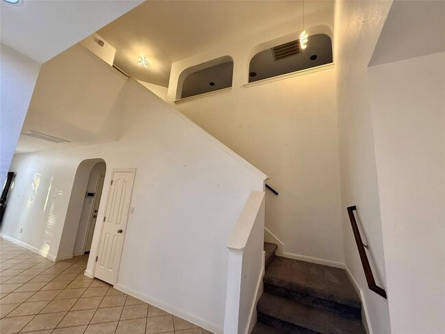 Building Photo - 904 Annadale Dr