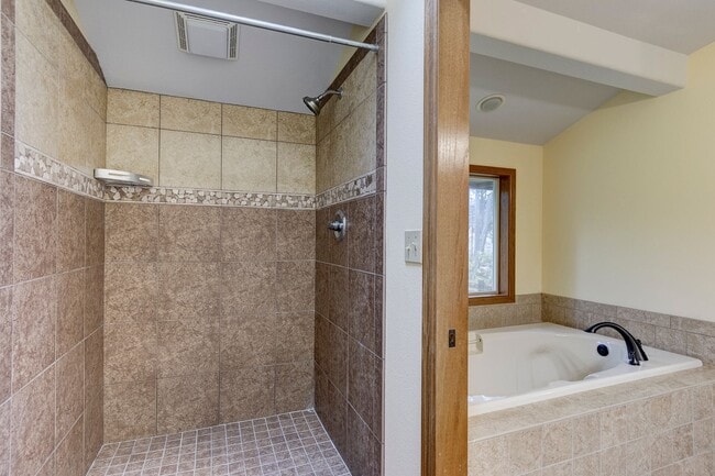 Building Photo - 3 Bedroom 2.5 bathroom nestled in woods with water view