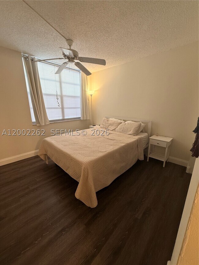 Building Photo - 9440 Live Oak Pl