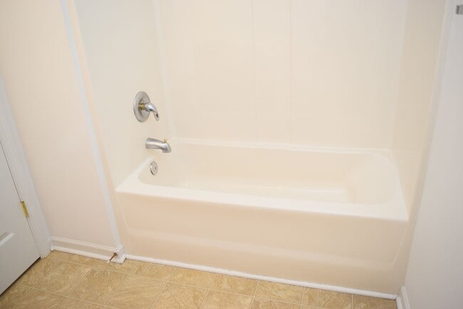 Building Photo - Spacious 2BR 2BA Townhome In Prime Location!