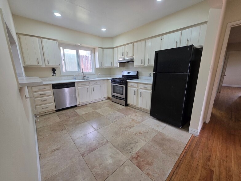 Building Photo - 5457 Dorothy Dr