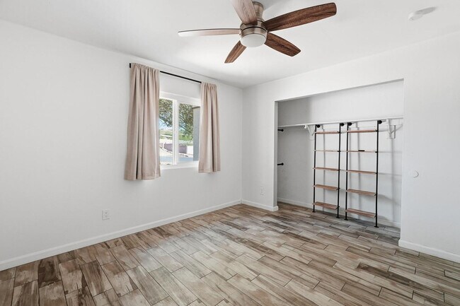 Building Photo - 1329 E Cholla St