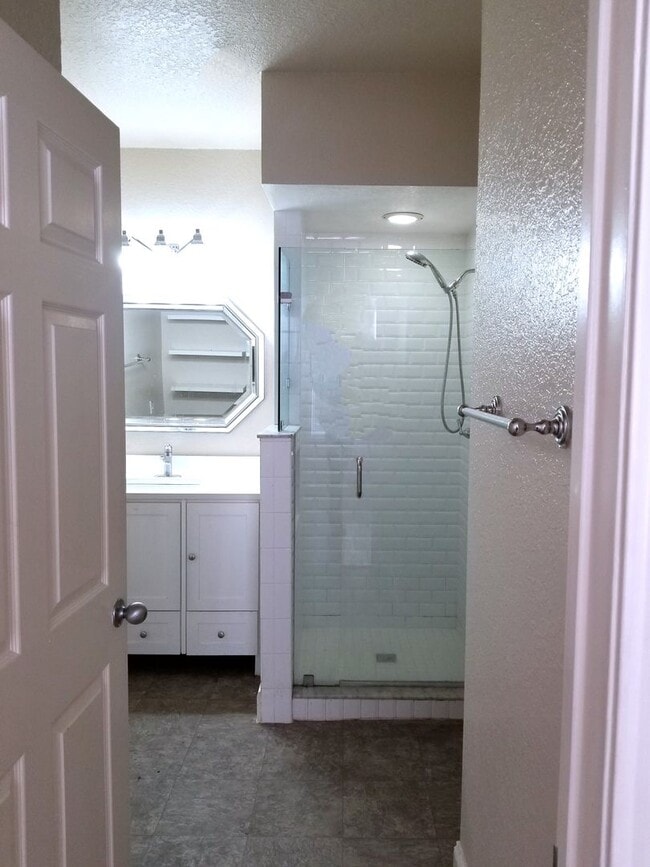 Building Photo - Updated 1x1 Sunroom, updated kitchen, bath...