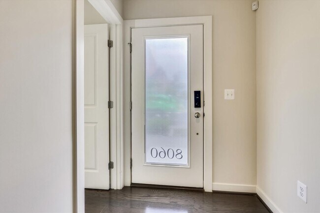 Building Photo - Luxury END-UNIT garage townhouse - 4BD/4.5BA!