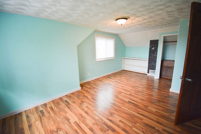 Building Photo - 3-Bedroom Home with Walk-In Closet, Deck & Prime Location Near Shopping
