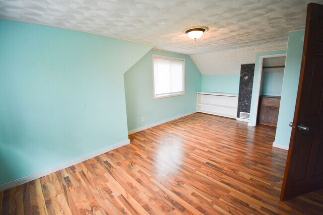 Building Photo - RENT SPECIAL 3-Bedroom Home with Walk-In Closet, Deck & Prime Location Near Shopping