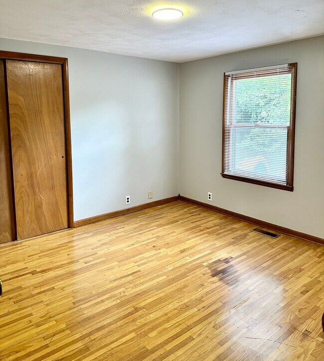 Building Photo - 6320-6322 N Fruitridge St