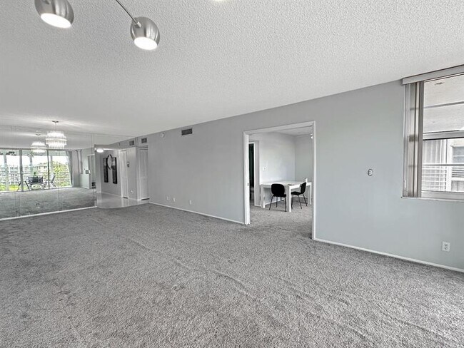Building Photo - 535 Oaks Dr