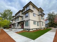 Building Photo - NEW 4 Bedroom / 4.5 Bath Duplex. A/C in every bedroom