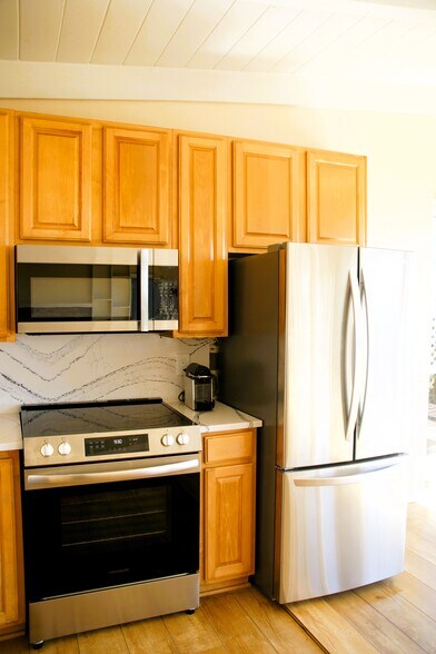 Building Photo - 220 Shoreview Dr