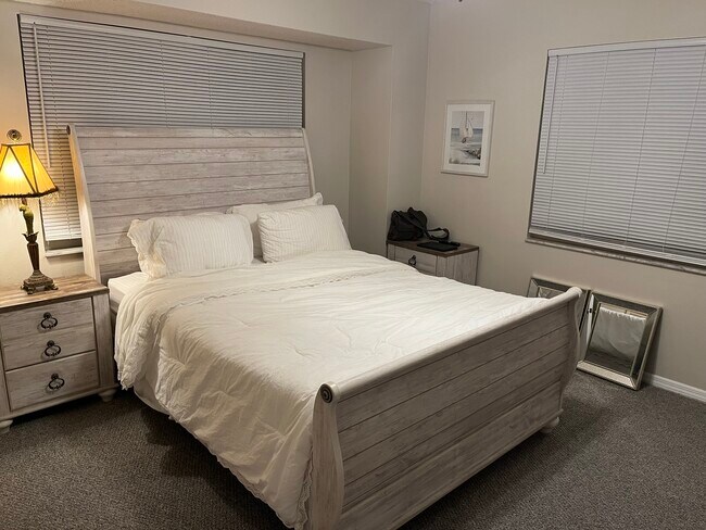 Comfortable queen size bedroom - 3193 Desoto Dr