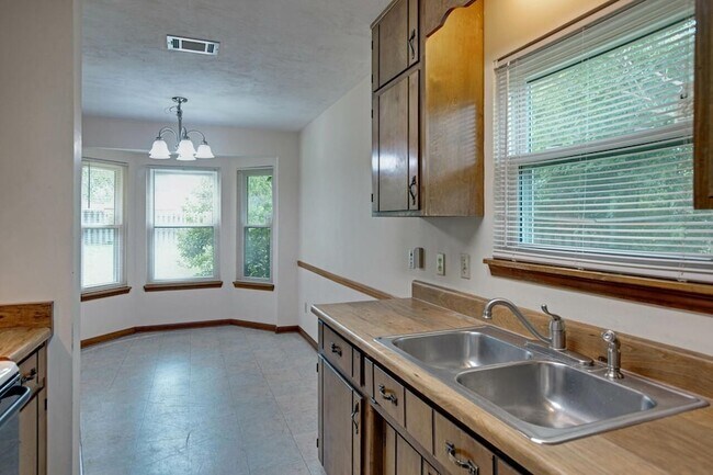 Building Photo - 3232 Riddle Dr