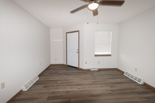 Building Photo - 3 Bed 2 bath Townhome