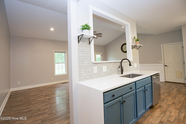 Building Photo - 102 Willow Creek Ln