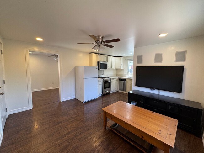 Building Photo - 2137 Glenada Ave