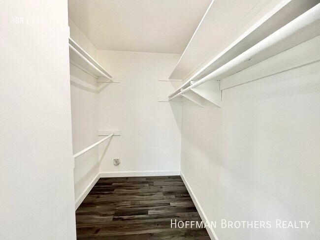 Building Photo - 1028 S Sherbourne Dr