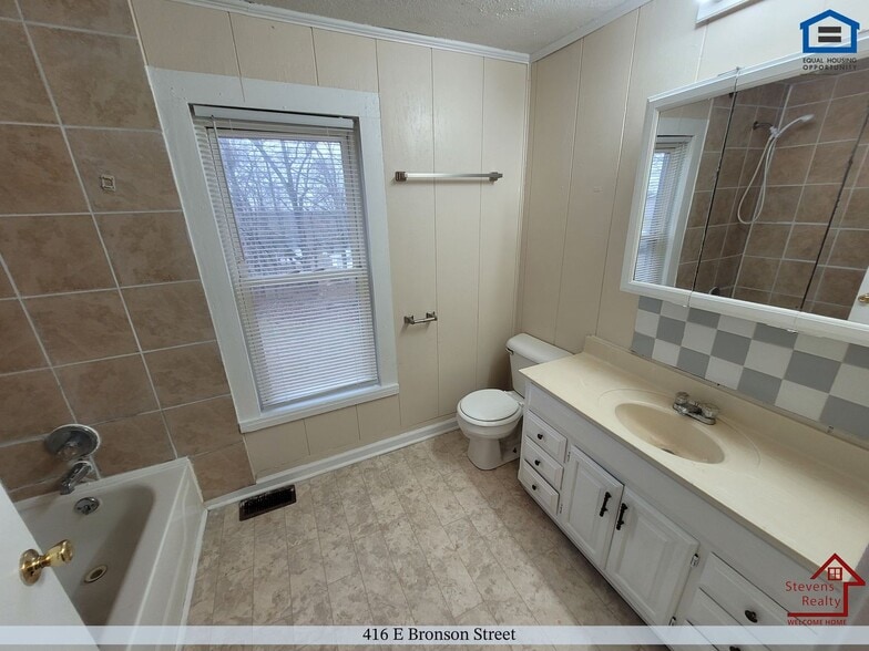 Building Photo - 416 E Bronson St