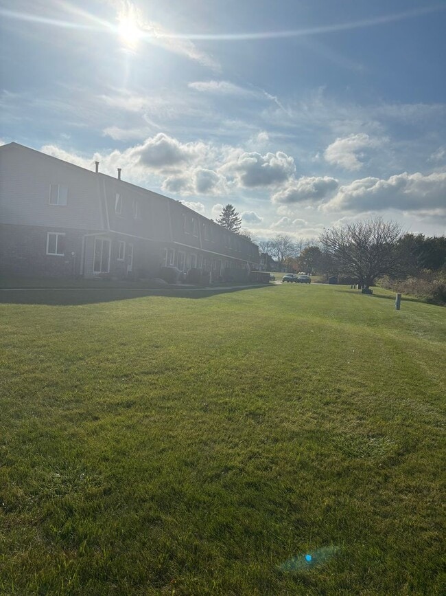 Building Photo - 3 Bedroom 2 1/2 Bath Townhome