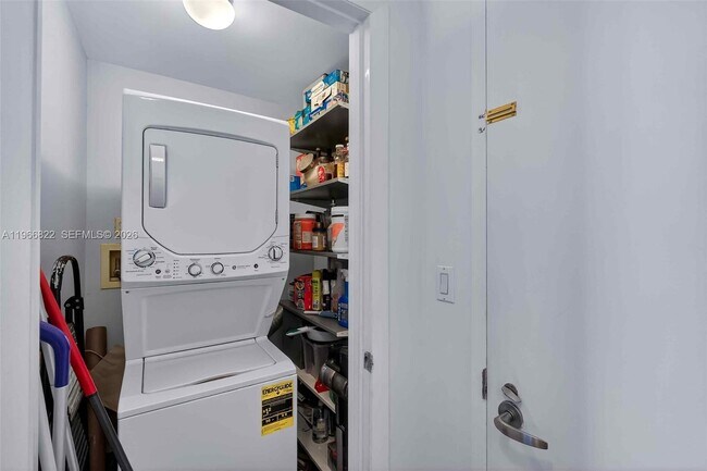 Building Photo - 1900 N Bayshore Dr