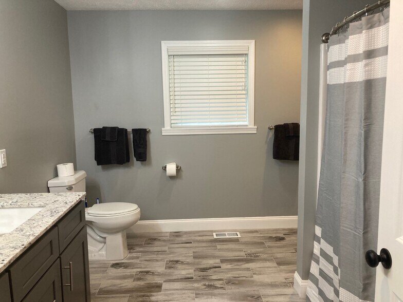 Building Photo - 2136 Collins St