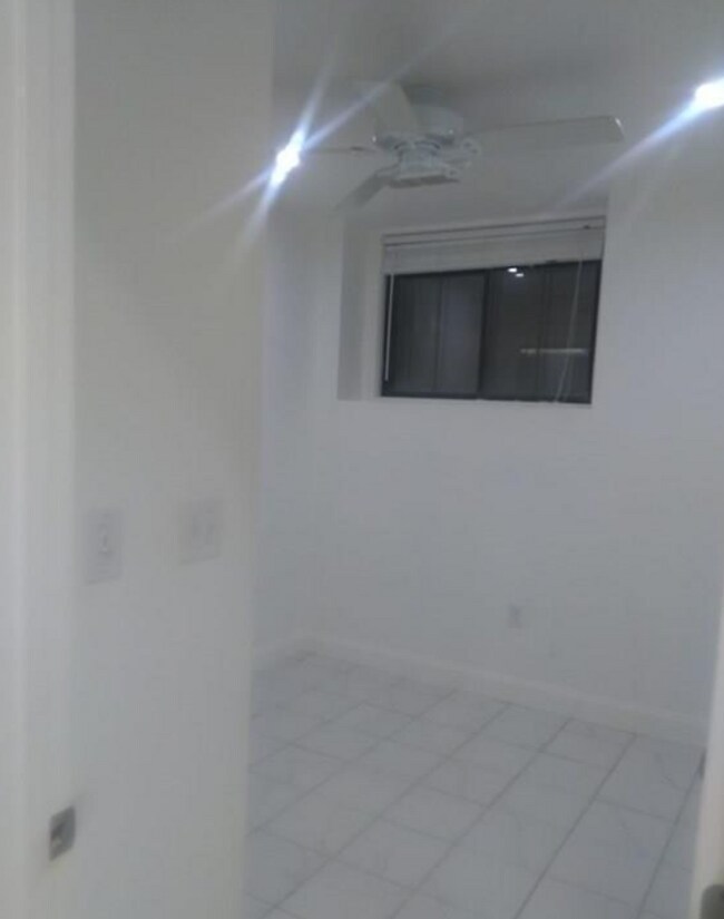 Building Photo - 10 Weston Ave