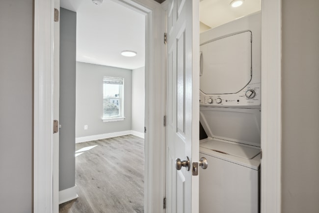 Building Photo - 1223 W Somerset St