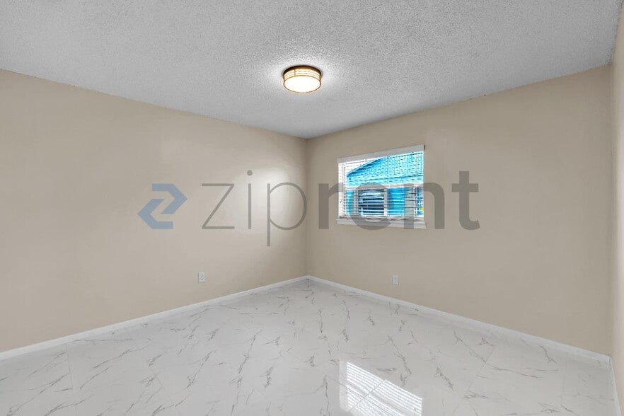 Building Photo - Unit B