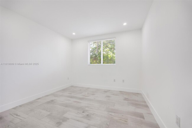 Building Photo - 3787 Thomas Ave