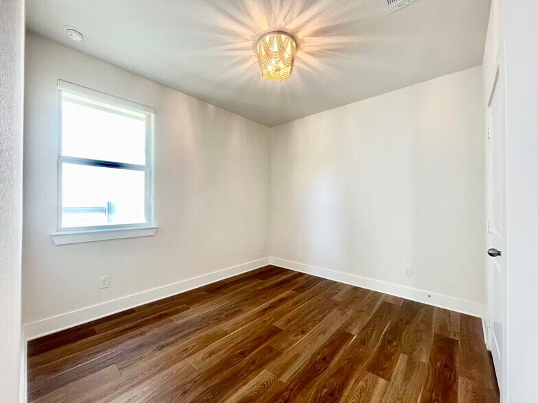 Building Photo - 3320 Eddington Dr