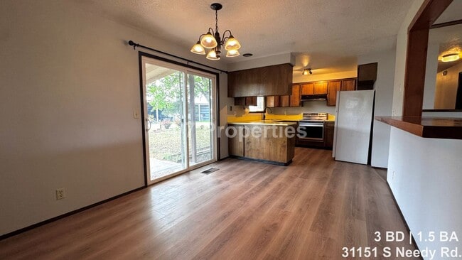 Building Photo - Country Living in Canby - 3 BD | 2 BA Home