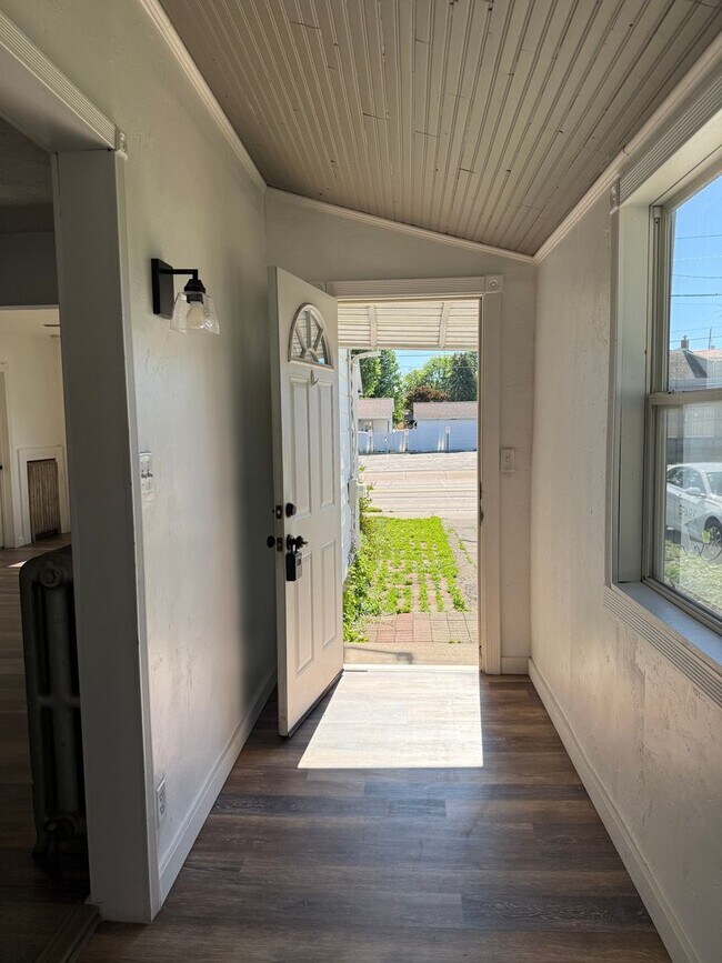 Building Photo - Three-Bedroom Home located in Oshkosh