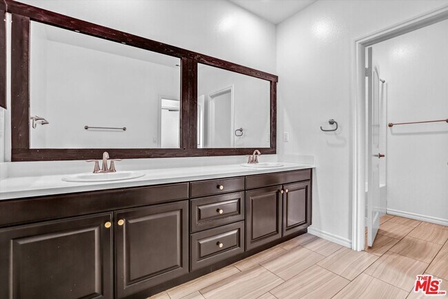 Building Photo - 577 Comet Ave