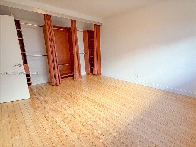 Building Photo - 10101 W Bay Harbor Dr