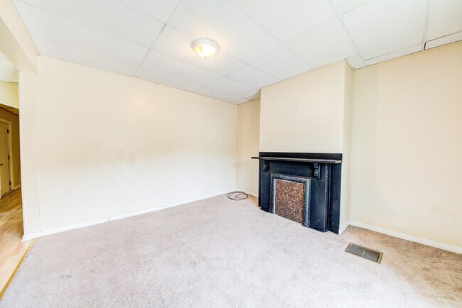 Building Photo - Available August 2024 - 3 Bedroom Home w/ ...