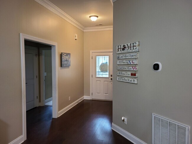Building Photo - Beautiful unfurnished 3 bedroom, 2.5 bath ...