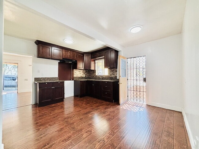 Building Photo - 2511 Ganahl St