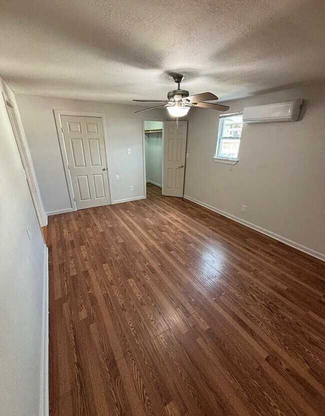 Primary Photo - 5520 Menard Ave