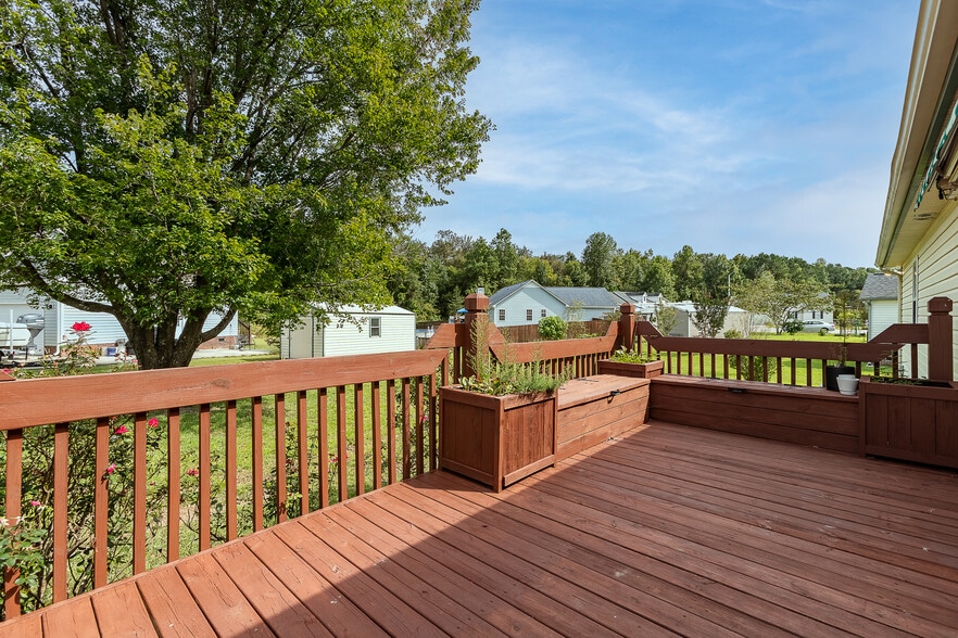 Back Deck - 400 Kant Pl