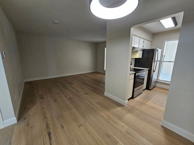 Building Photo - Ready for immediate move in!