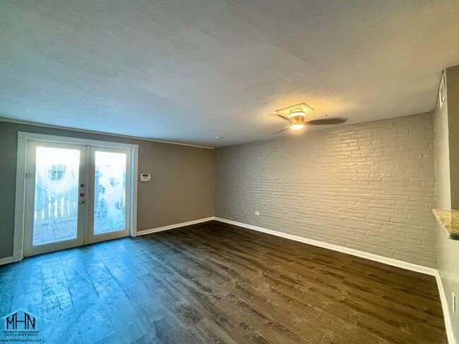 Building Photo - 2 bed/1 bath 2-story townhome w/patio in a...