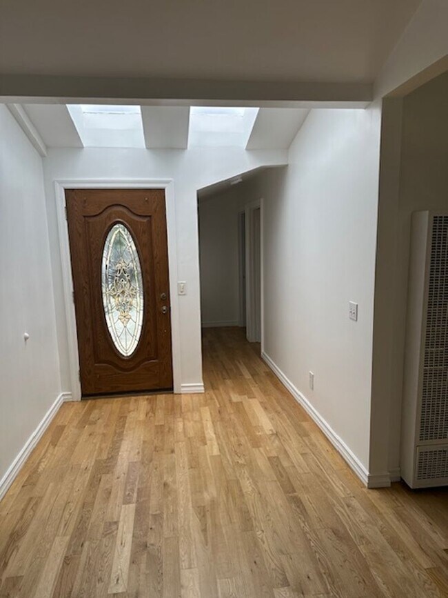 Building Photo - 304 N Francisca Ave