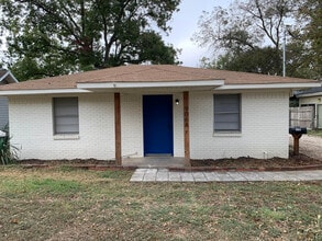 Building Photo - 906 E Walnut St