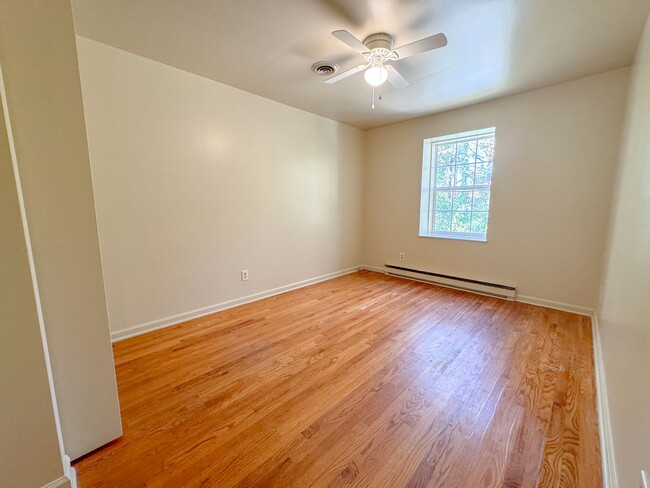 Building Photo - 3Bedroom/1.5Bath Charlottesville Townhouse...