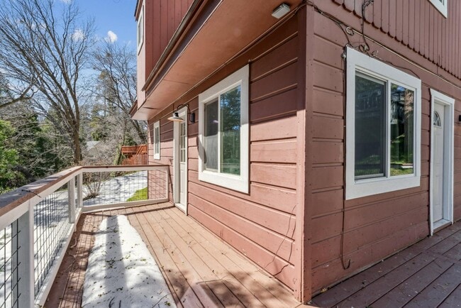 Building Photo - 28880 Cedar Dr