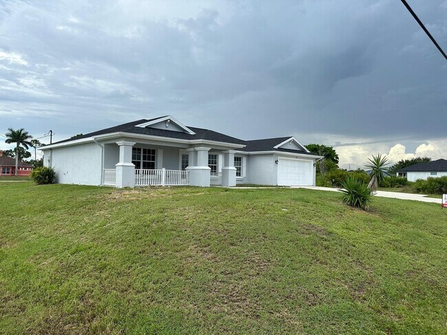 Primary Photo - Spacious 3-Bed + Den Home with 2-Car Garag...