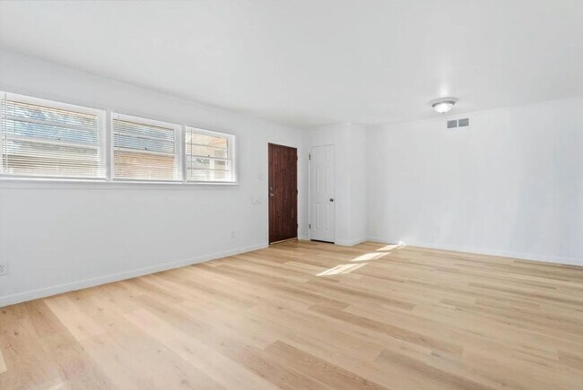 Building Photo - Huge 3 Bed 3 Bath House Near Texas Tech