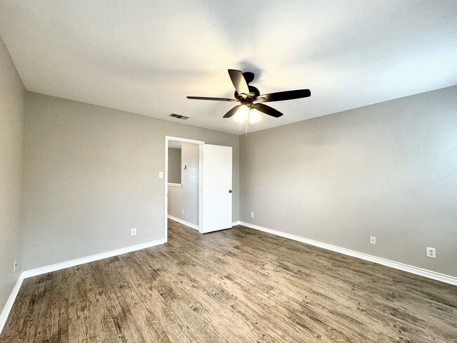 Building Photo - 2 Story Town Home - Near USAA-UTSA-Medical Center