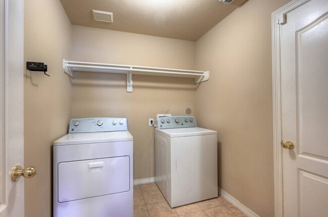 Building Photo - 21803 Manor Ct Dr