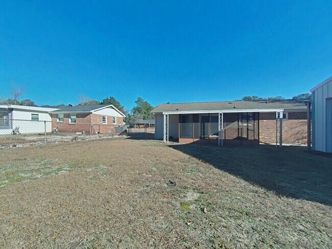 Building Photo - 3320 Forest Lake Dr