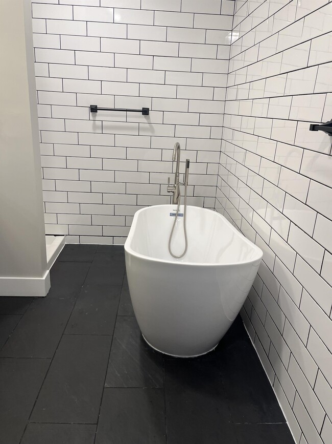 Building Photo - 110 Hemlock St